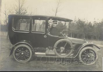 Fiat Limoausine 86.jpg - Firma Broederlet verkocht vanuit de 1e Dorpsstraat diverse oude auto's waaronder deze: Fiat Limousine 24 pk. Eigenaar auto: Burgm. Mr. J.J Clotterbooke Patijn v Kloetinge (Huize Veldheim). Opname tussen 1910-30